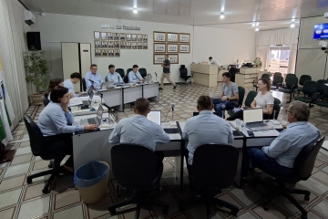Alinhamento técnico entre os vereadores, a secretária de administração, planejamento e finanças e o engenheiro civil de Serranópolis do Iguaçu