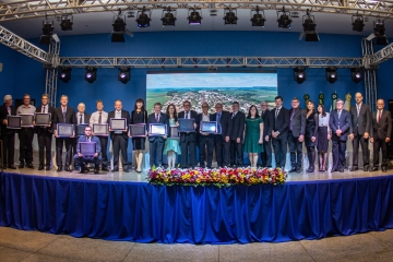 Sessão solene em reconhecimento pela luta e colaboração na emancipação de Serranópolis do Iguaçu, com entrega de Título de Cidadão Honorário.